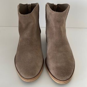 Dolce Vita  taupe suede 8.5 bootie